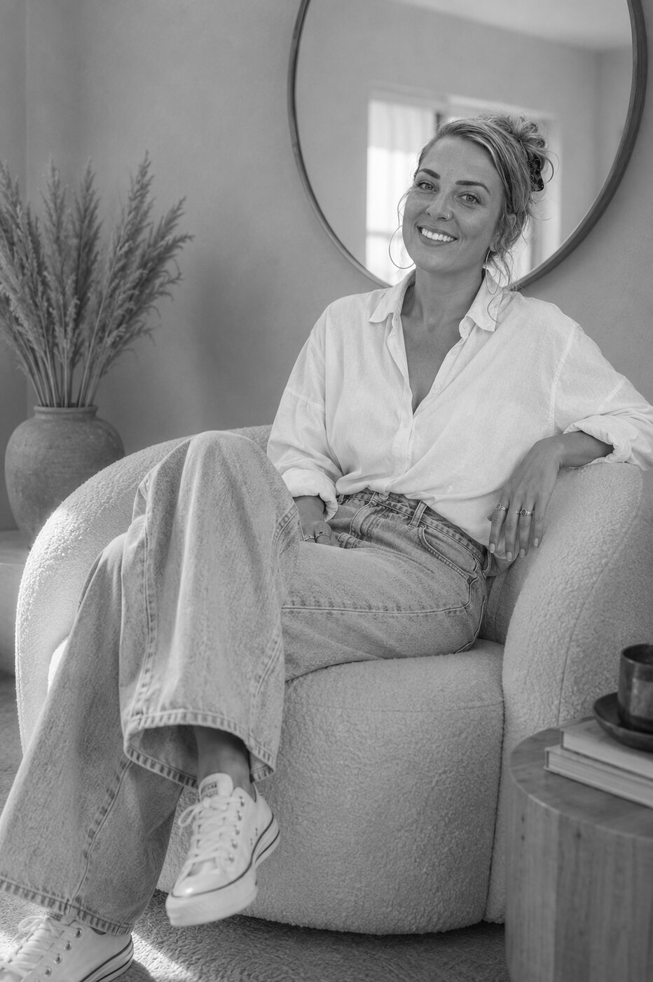 Shirly Schoenmaker, oprichter van SureBusiness360, zittend in een crèmekleurige fauteuil in een licht interieur